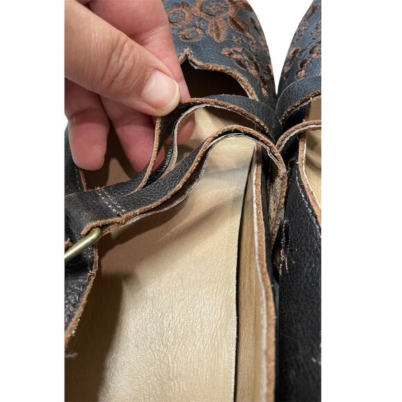 Taos Women’s Wish Leather Mary Jane Shoes Brown Floral Embossed, Size 9 - Picture 4 of 8
